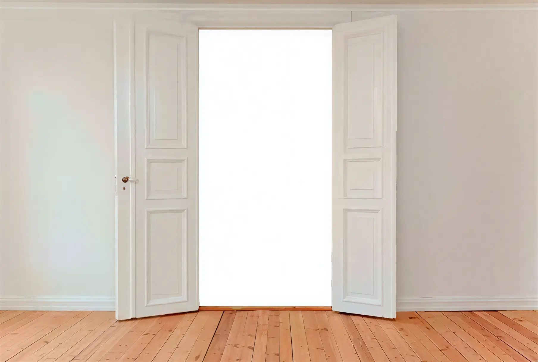 Los Pintores Albacete lacando puerta interior en blanco con acabado profesional