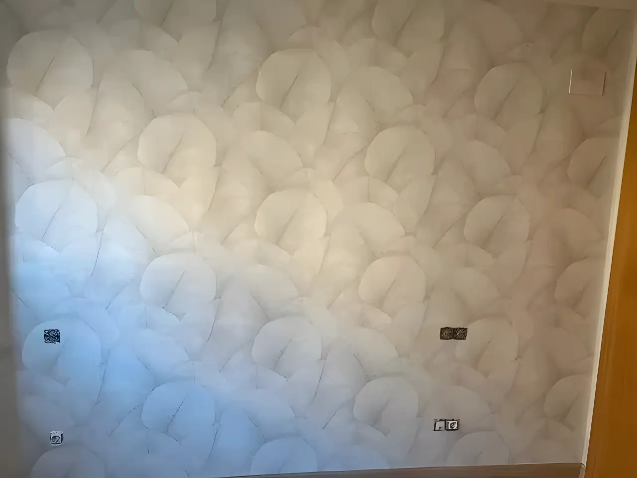 Los Pintores Albacete aplicando papel pintado de textura clara en salón reformado