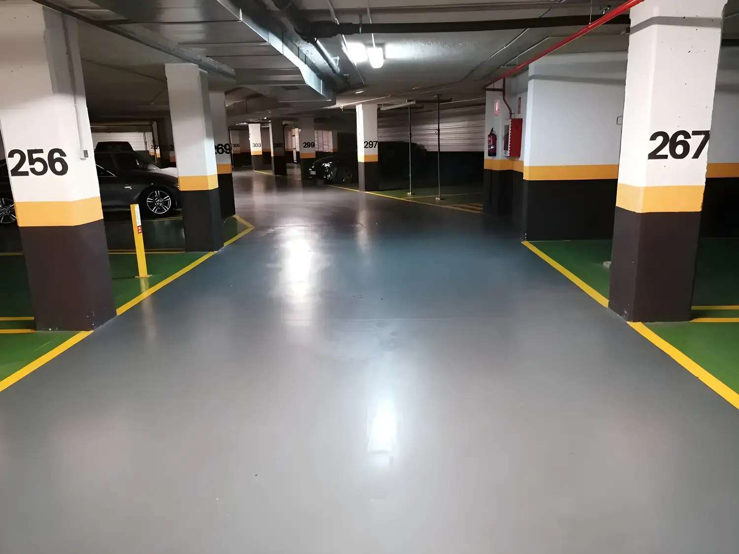 Garaje comunitario pintado y señalizado por Los Pintores Albacete