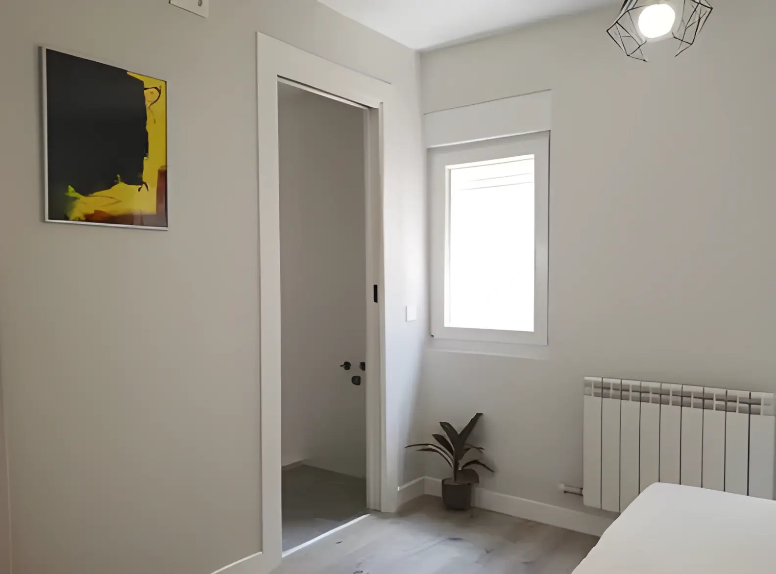 Habitación recién pintada en blanco por Los Pintores Albacete para comunidad de vecinos