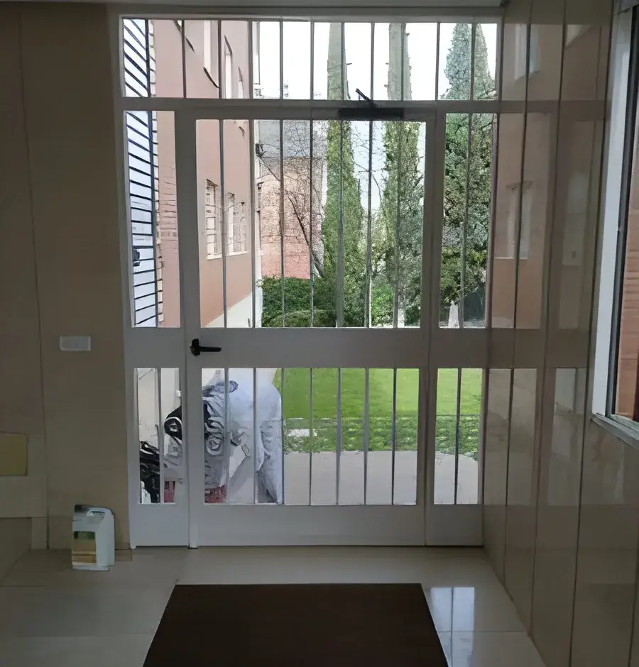 Portal de comunidad pintado por Los Pintores Albacete con acabado luminoso