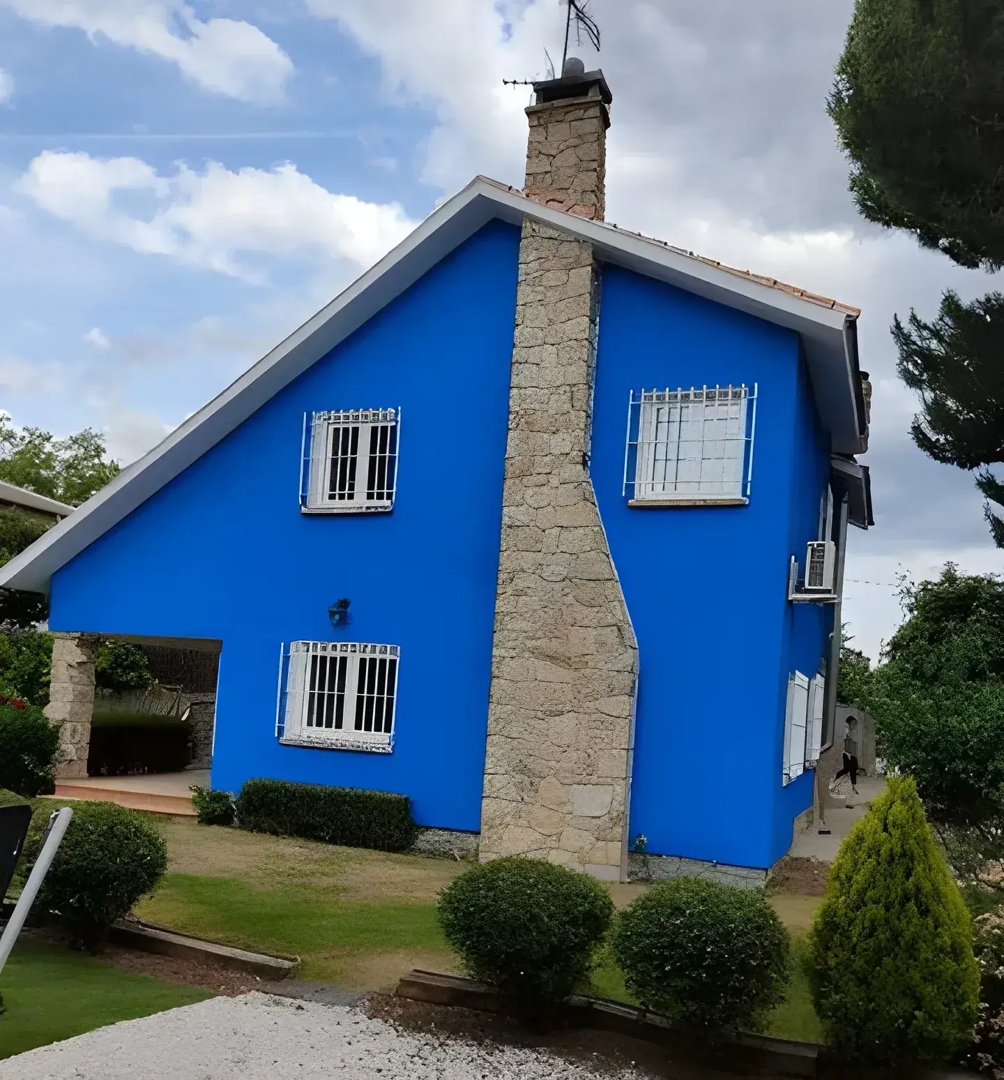Los Pintores Albacete pintando fachada de casa unifamiliar en color azul intenso