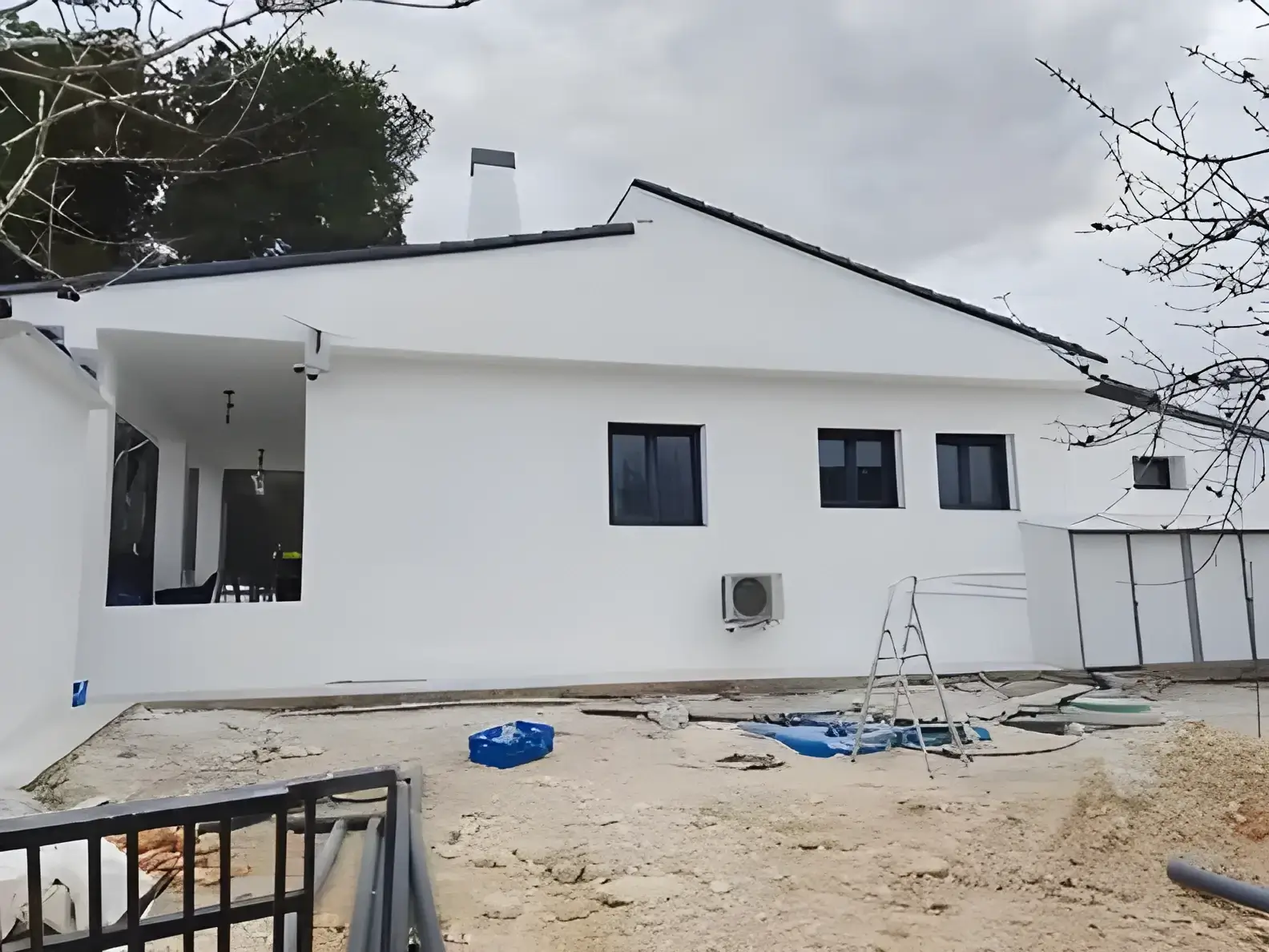 Los Pintores Albacete Fachada de chalet blanco recién pintada con acabado profesional
