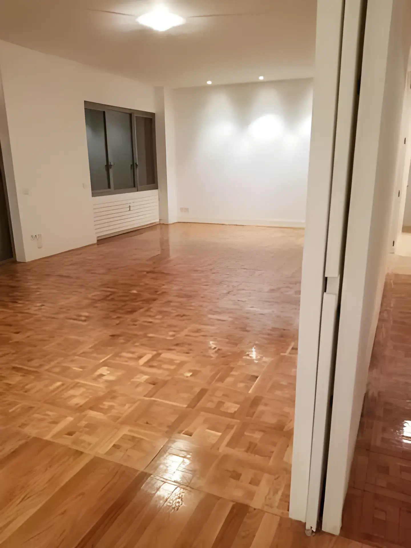 Salón amplio pintado en blanco por Los Pintores Albacete, acabado limpio y luminoso