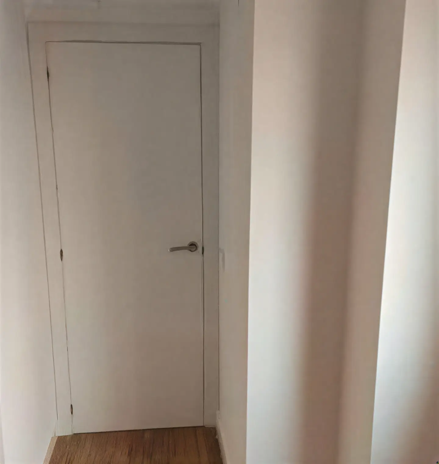 Puerta interior lacada en blanco en pasillo realizada por Los Pintores Albacete