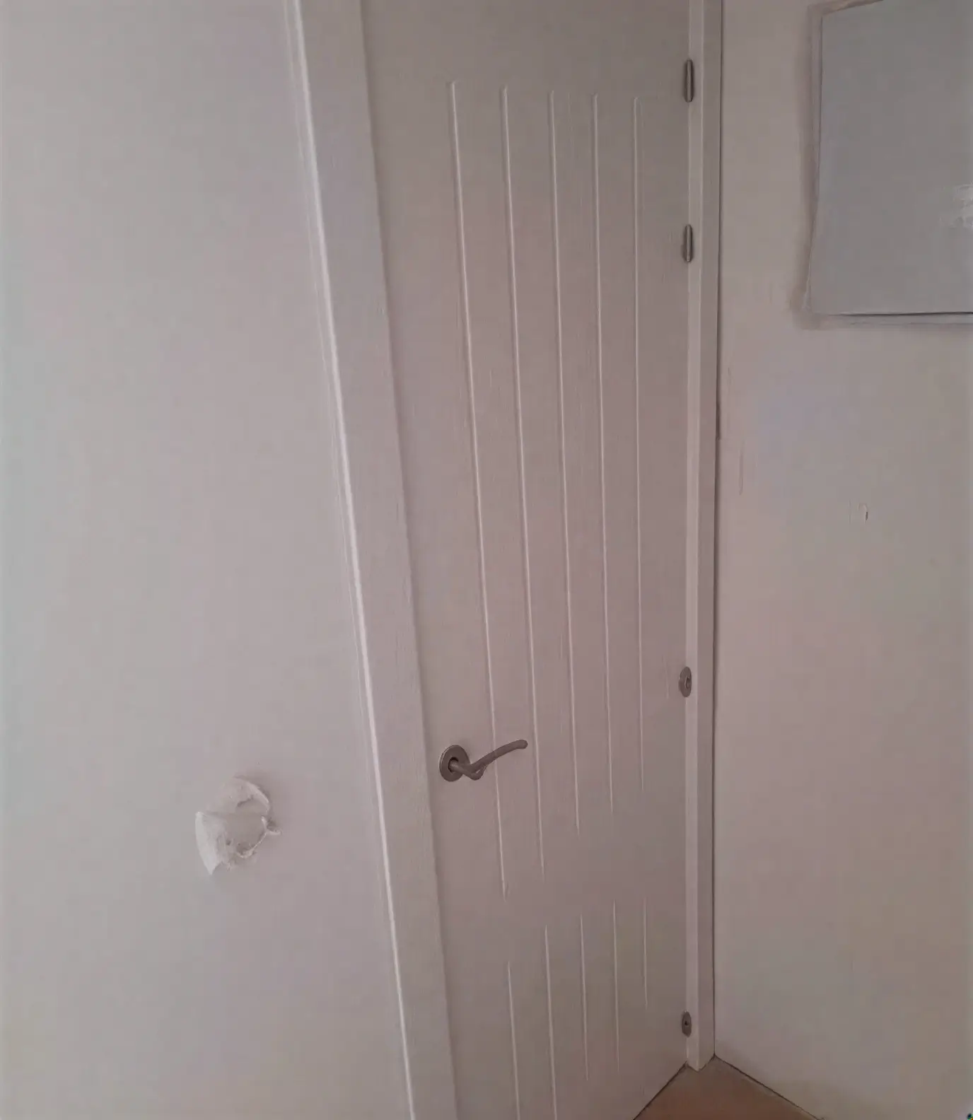 Puerta moderna con ranuras lacada en blanco por pintores profesionales en Albacete