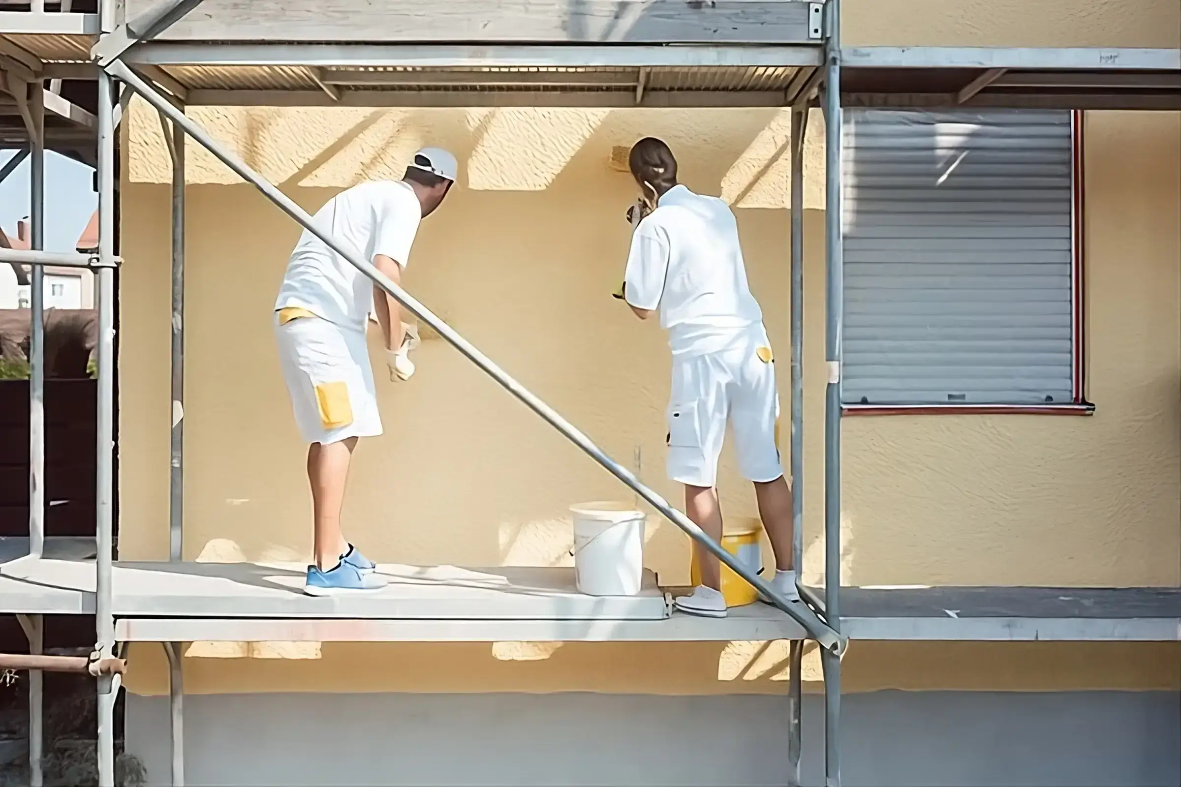 Los Pintores Albacete aplicando pintura exterior de alta calidad en fachada de vivienda